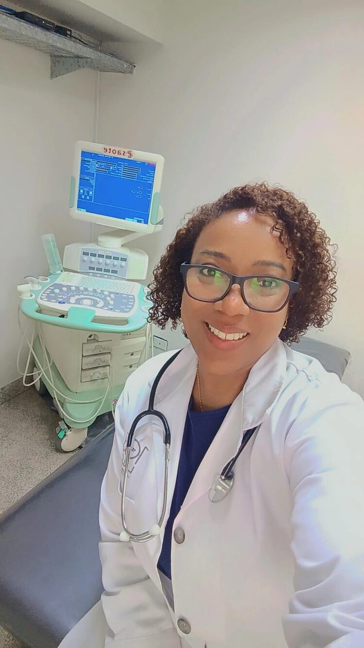 Dra. Tatiana Cabezas B. junto al equipamiento del consultorio cardiológico